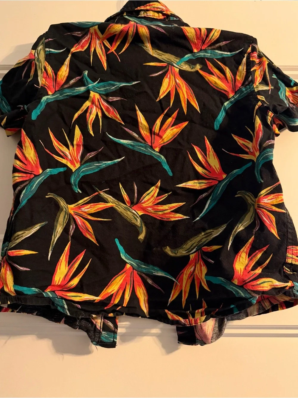 Old Navy Black Short-Sleeve Button-Up Shirt with Tropical Floral Print